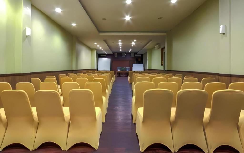 Plan B Hotel Padang  Exterior foto